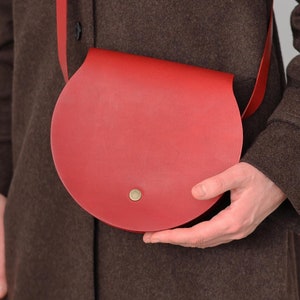 Sac à main rond en cuir • Sac à main pour femme • Sacoche à bandoulière croix rouge • Sac à bandoulière bordeaux • Cuir véritable
