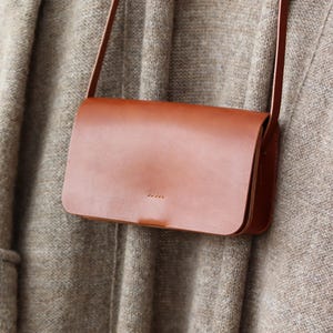 Borsa a tracolla in pelle pieno fiore fatta a mano • Borsa a tracolla piccola minimalista • Borsa in vera pelle • Regalo in pelle unico per lei