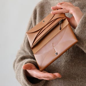 Carteira minimalista feminina • Porta-cartões longo em couro marrom • Bolso para moedas com zíper • Carteira tipo envelope para dinheiro • Couro vegetal bege