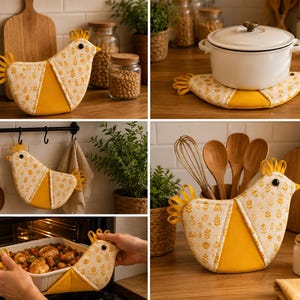Puede incluir: Un agarrador de cocina con forma de gallina, confeccionado en tela color crema con un estampado floral amarillo y detalles en amarillo sólido. El diseño incluye un pequeño ojo negro, una cresta amarilla y una cola. Funciona como protector.