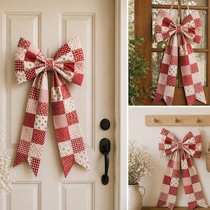 Può includere: Un grande fiocco decorativo in tessuto a fantasia rosso e bianco è appeso a una porta bianca. Il fiocco presenta un design patchwork con vari motivi, tra cui pois e quadretti. Le lunghe code del fiocco si estendono verso il basso.