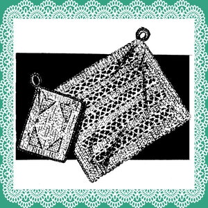 Puede incluir: Dos agarraderas de olla de crochet en blanco y negro. Una es de forma cuadrada simple y la otra es un diseño más intrincado con una parte superior puntiaguda.