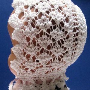 Puede incluir: Gorrito de beb&eacute; blanco de ganchillo con un delicado patr&oacute;n de encaje.