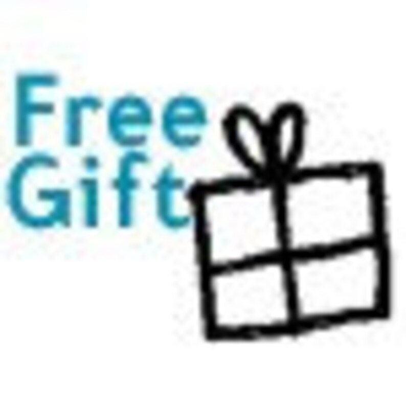 Puede incluir: Una ilustraci&oacute;n en blanco y negro de una caja de regalo con un lazo en la parte superior. Las palabras "Regalo Gratis" est&aacute;n escritas en azul a la izquierda de la caja.