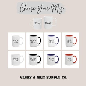 K&ouml;nnte beinhalten: Das Bild zeigt verschiedene Tassen in Wei&szlig;, Schwarz, Marineblau und Rot, erh&auml;ltlich in den Gr&ouml;&szlig;en 11 oz und 15 oz. Der Text "Choose Your Mug" steht oben, mit "GLORY & GRIT SUPPLY CO." unten. Die Tassen haben unterschiedlich farbige Henkel.