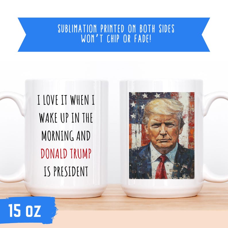 K&ouml;nnte beinhalten: Wei&szlig;e 443 ml Keramik-Tasse mit dem Text "I LOVE IT WHEN I WAKE UP IN THE MORNING AND DONALD TRUMP IS PRESIDENT". Die andere Seite zeigt ein Portr&auml;t von Donald Trump.