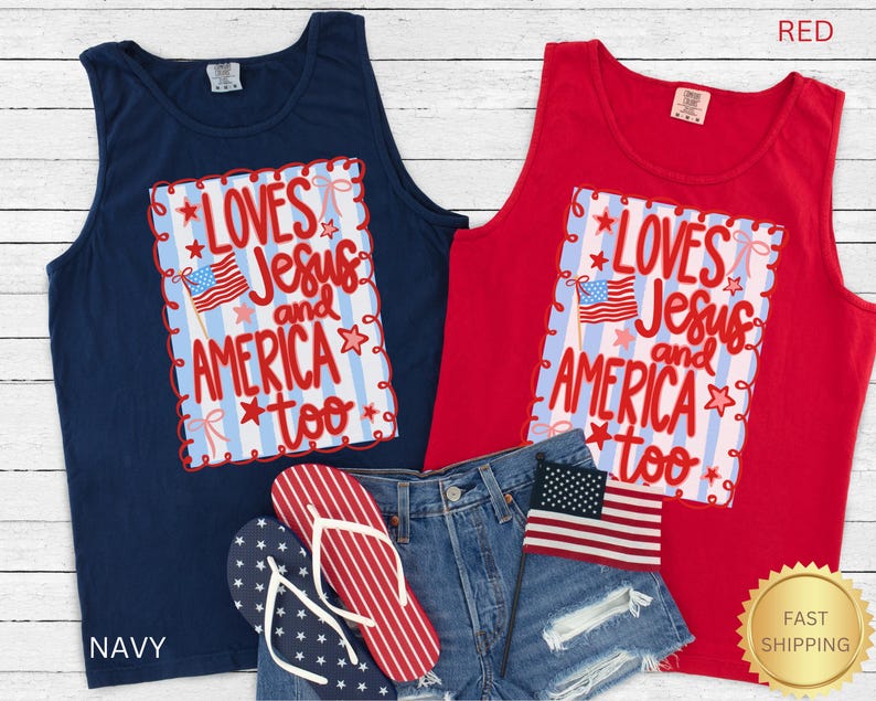 K&ouml;nnte beinhalten: Zwei Tanktops, eines in Marineblau und eines in Rot, mit dem Text "Loves Jesus and America too" und einer amerikanischen Flagge. Das Bild zeigt auch Jeansshorts und Flip-Flops.