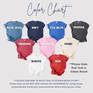 K&ouml;nnte beinhalten: Eine Farbkarte zeigt T-Shirts in verschiedenen Farben, darunter Blue Jean, Navy, Flo Blue, Pepper, Crimson, Blossom, Ivory, Wei&szlig; und Rot. Der Text "Color Chart" steht oben. Das rote Tanktop ist von der Marke Gildan.