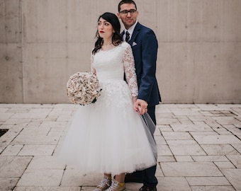 Vestido de novia retro de corte a media pierna con mangas largas