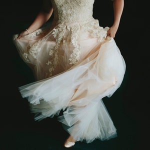Champagne Grappig Kant bruidsjurk met Illusion Terug Ethereal jurk Boho jurk Korynne afbeelding 6