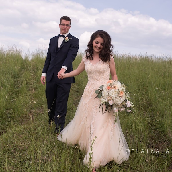 Vestido de novia bohemio de encaje ruborizado: espalda etérea con ilusión