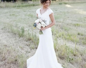 Elegancka dopasowana koronkowa suknia ślubna z szyfonu z rękawami typu cap | MARY