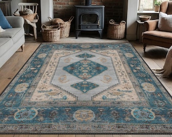 Könnte beinhalten: Ein Teppich mit einem Muster in Teal und Beige und einem traditionellen Design. Der Teppich hat eine zentrale Diamantform mit komplizierten Details und einen Rand mit floralen Motiven.