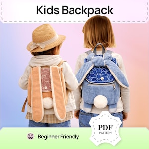 Könnte beinhalten: Zwei Kinder mit Rucksäcken im Hasen-Design. Einer ist pfirsichfarben mit langen Ohren und einem weißen Bommel-Schwanz. Der andere ist blau mit floralem Design und einem weißen Bommel-Schwanz. Text: "Kids Backpack" und "Beginner Friendly".