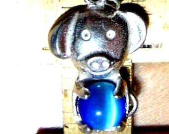 Este cerdito se queda en casa. Cerdito y cadena de plata de ley .925 con cuentas de fibra óptica. Collar de 40,6 cm (16"), colgante de 1,9 cm (3/4"). ENVÍO GRATIS.