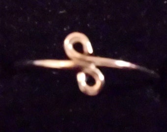 Anillo de beso de oro laminado de 14k, ético - Midi Friendship Kissing - JewelryCrow ENVÍO GRATIS en EE. UU.