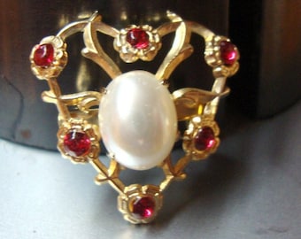 Broche de ciervo de latón bañado en oro vintage de los años 50, en forma de perla y granate, de aproximadamente 1 pulgada, con forma de corazón y astas de ciervo, de excelente calidad.