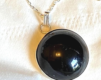 Colgante de ónix de 20 mm, hecho a mano con una abolladura en el bisel (precio de ganga), todo en plata de ley maciza, incluye cadena. Hecho en EE. UU.