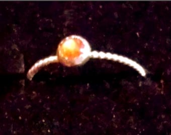 Anillo de piedra solar naranja, banda retorcida de plata de ley, bisel dentado, fabricado en EE. UU.