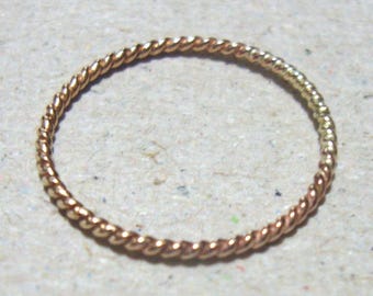 Anillo fino de oro de 14 quilates, ecológico, ideal para usar como banda midi o anillo de dedo delicado. ENVÍO GRATIS A TODO EL MUNDO.