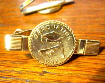 Broche de corbata vintage del día de graduación - Graduados - joyería para hombre chapada en oro de los años 1950 a 1960 NUEVO broche de corbata antiguo ENVÍO GRATIS Recuerdos