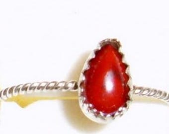 Anillo de jaspe rojo de Texas en forma de pera de 8 x 5 mm en plata de ley maciza. Anillo único estadounidense hecho a medida en tu talla.