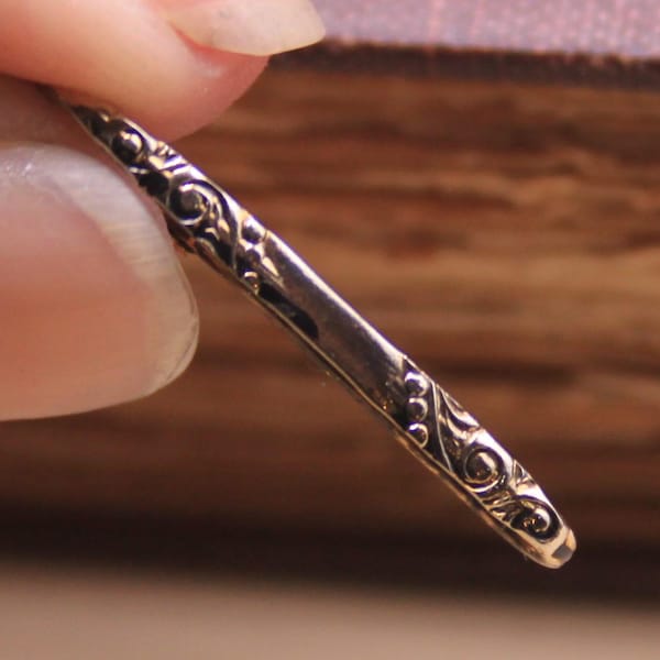 ONE Victorian Repousse-kantspeld / antieke schoonheidslingeriespeld / bruidsaccessoire