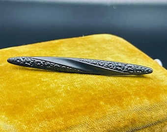 Ornamentado luto victoriano Repousse Bar Pin Brooch / Antiguo pergamino de pergamino floral japonés Pin de cuello