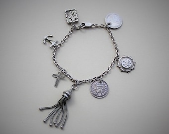 Pulsera victoriana de plata con monedas y dijes de borlas