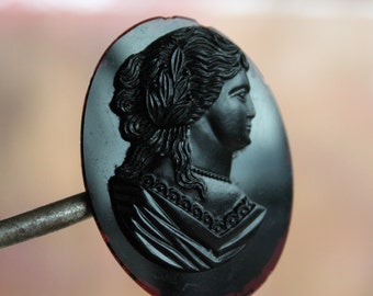 Broche camée de deuil victorienne en verre violet