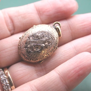 Viktorianisches Gold Medaillon mit Blumengravur und kleiner Medaillon Unter Glas / Antique Gold Medaillon Monogramm MMK