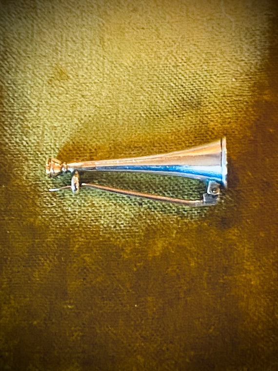 antique horse bugle horn Gem