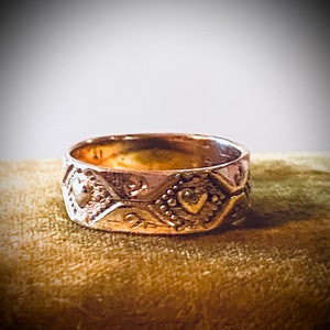 Victorian Rose Gold Zigarren band Ring geprägt mit Herzen / Victorian Wide Stacking Band Eternity Ring