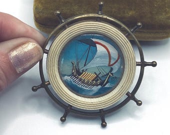 Broche antiguo de barco vikingo - Miniatura pintada a mano de un drakkar escandinavo, joyería náutica.