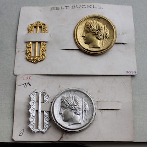 Een 1800s Victoriaanse Romeinse Griekse gespen op originele winkelkaart - Nieuwe oude voorraad Victoriaanse winkelkaart Cameo gesp set in goud of zilver