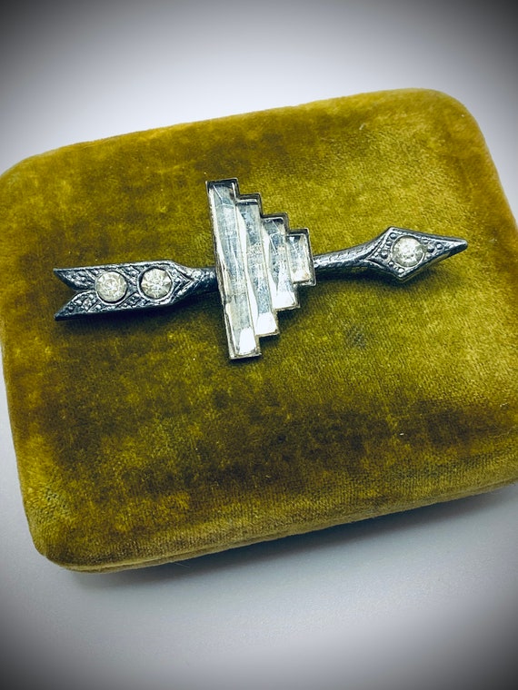 Art Deco Vauxhall Glass Cupid's Arrow Brooch - Mi… - image 3