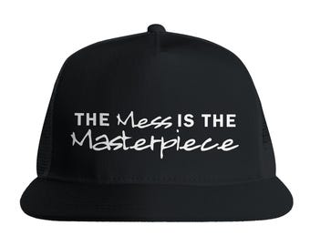 Casquette trucker The Mess is the Masterpiece - dicton amusant pour les artistes et les artisans - cadeau parfait pour les âmes créatives