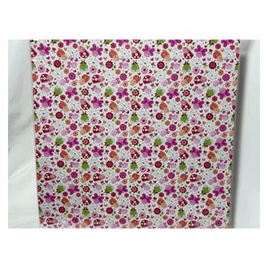 Op de afbeelding: Een rechthoekig vel papier met een herhalend patroon van kleine cartoon lieveheersbeestjes, groene kikkers, roze vlinders, oranje slakken, witte enveloppen en donkerroze bloemen op een witte achtergrond met verspreide rode en roze hartjes.