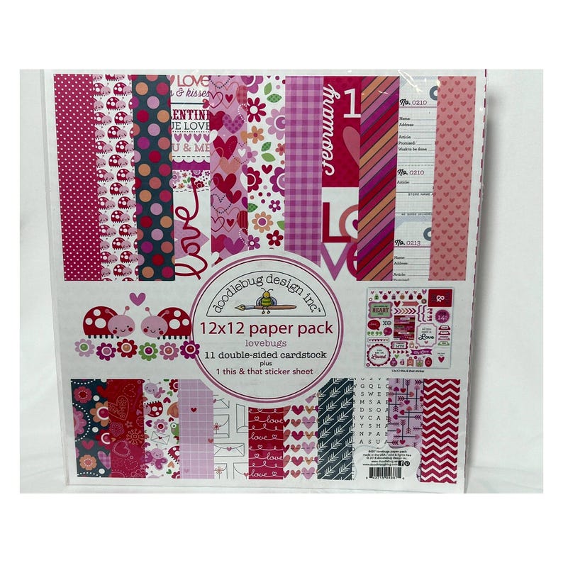 Op de afbeelding: Een Doodlebug Design Inc. 12x12 papierpakket genaamd Lovebugs, met 11 dubbelzijdige vellen karton en &eacute;&eacute;n stickervel. De verpakking toont diverse patronen met lieveheersbeestjes, hartjes, bloemen, strepen en tekst in roze, rood en wit.