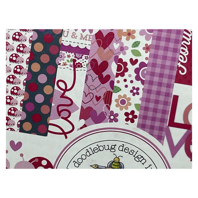 Op de afbeelding: Een collectie van bedrukt knutselpapier met lieveheersbeestjes, stippen, hartjes, bloemen en vichy-ruitjes in tinten roze, rood en wit. Het papier bevat teksten zoals U & ME, Love en een Doodlebug Design-logo met een bijtje.