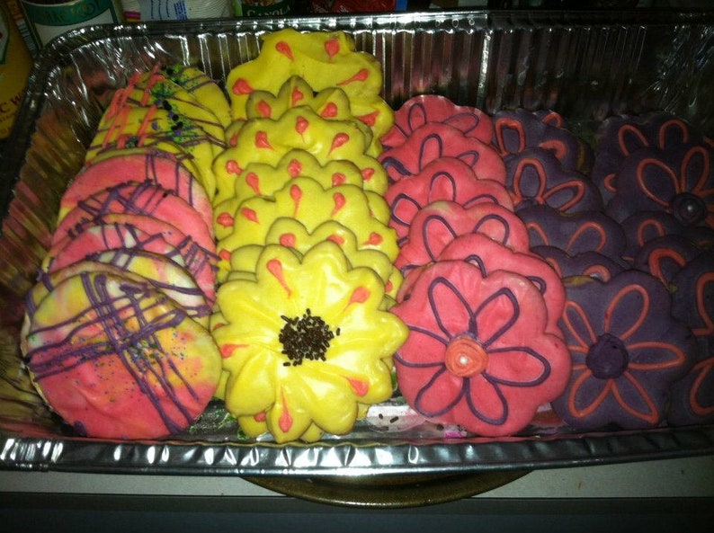 Biscuits au glaçage royal aux fleurs printanières image 1
