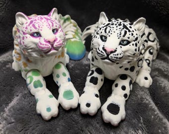 3D Printed Snow Leopard Figurine: Articulated Desk Pet