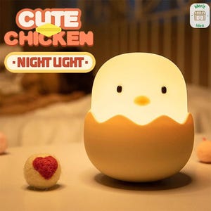 Może przedstawiać: Urocza lampka nocna w kształcie kurczaka. Żółta lampa ma twarz kurczaka z czarnymi oczami i pomarańczowym dziobem. Tekst "CUTE CHICKEN - NIGHT LIGHT" jest wyświetlany nad lampą.