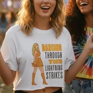 Tanzen durch die Blitzeinschläge T-Shirt | Taylor Version | Showgirl T-Shirt | Himmel sind Opalite