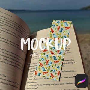 Può includere: Un segnalibro colorato con un motivo a tema spiaggia con aragoste rosse, teli mare a righe blu e bianche, ombrelloni gialli e bottiglie. Il segnalibro è inserito in un libro aperto. La parola "MOCKUP" è sovrapposta all'immagine.