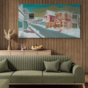 Puede incluir: Una pintura de una escena de calle nevada en un pueblo pequeño. Los edificios son todos de ladrillo y tienen nieve en sus techos. Hay árboles a ambos lados de la calle y el cielo es de un azul claro. El letrero en el edificio dice "Lobster Pot Steaks".