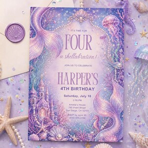以下が含まれることがあります： 紫と青を基調とした人魚をテーマにした誕生日招待状。人魚の尾、城、クラゲ、そして「It's time for FOUR a shellabration!」と「HARPER'S 4TH BIRTHDAY」の文字がデザインされています。