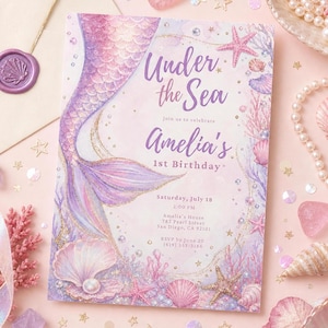 以下が含まれることがあります： パステルカラーのマーメイドをテーマにした招待状。「Under the Sea」と「Amelia's 1st Birthday」の文字。人魚の尾、貝殻、ヒトデ、サンゴのデザイン。招待状は7月18日のパーティー用です。