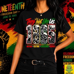 Op de afbeelding: Een zwart t-shirt met de tekst "They Not Like Us" in rood, geel en groen. Het ontwerp bevat het getal "1865" gevuld met zwart-wit portretfoto's van historische figuren, en de woorden "HISTORY CULTURE EXCELLENCE RESPECT" eronder.