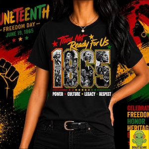 Könnte beinhalten: Schwarzes T-Shirt mit dem Text "They Not Ready For Us 1865" und Bildern historischer Persönlichkeiten. Das Shirt enthält auch die Wörter "Power, Culture, Legacy, Respect" und "Juneteenth Freedom Day".